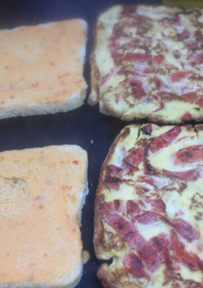 Una foto de Tortilla cuadrada de pimientos rojos de bote