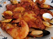 Una foto de bifes de pescado a la marinera