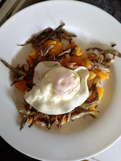Una foto de Calabaza asada con setas y huevo frito