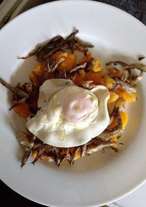Foto principal de Calabaza asada con setas y huevo frito