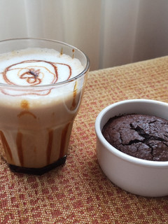 Foto principal de Mug Cake de avena con chocolate negro y café espumoso