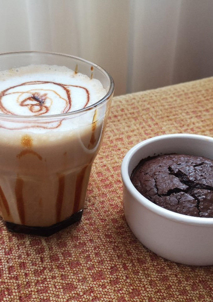 Una foto de Mug Cake de avena con chocolate negro y café espumoso
