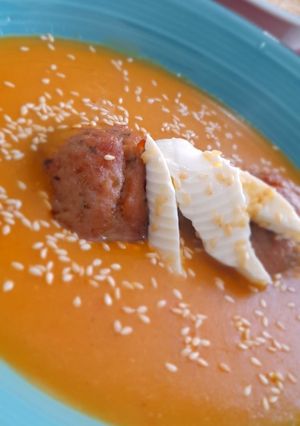 Una foto de Crema de zapallo y albóndigas de pavo