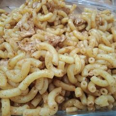 A picture of Masala chicken macroni.