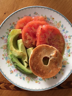 Una foto de Ensalada de jitomate con aguacate