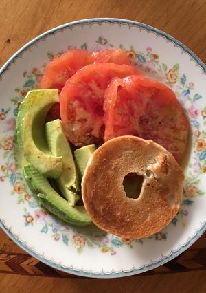 Una foto de Ensalada de jitomate con aguacate