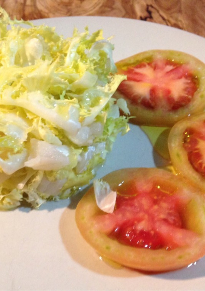 Una foto de Ensalada de escarola con bacalao