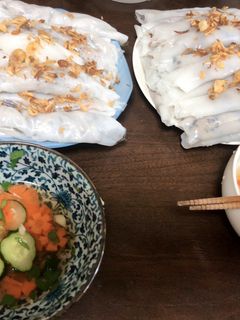 Hình của món Bánh cuốn làm bằng chảo chống dính.