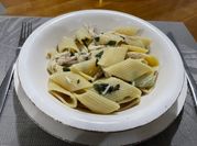 Una foto de pasta penne