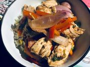 Una foto de pollo primavera