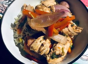 Una foto de Pollo Saltado c/Arroz Primavera