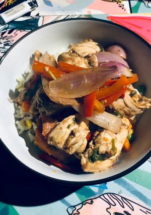 Una foto de Pollo Saltado c/Arroz Primavera