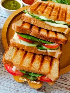 ग्रिल्ड चीज़ क्लब सैंडविच (Grilled cheese club sandwich recipe in Hindi) रेसिपी मुख्य फोटो