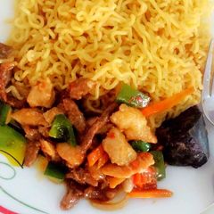 A picture of Indomie and veggies.