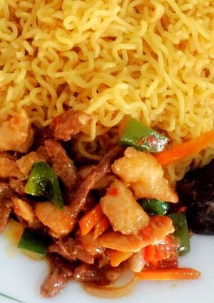 A picture of Indomie and veggies.