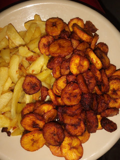 Soyayyen dankali da plantain food folio ainihin hoton girkin