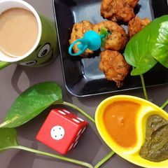 A picture of Onion moong dal fritters.