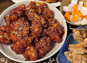 Hình của món Gà rán sốt Hàn Quốc và gà rán không sốt.