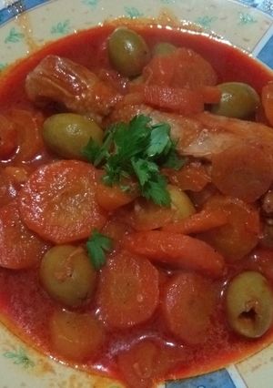 صورة لوصفة طاجين الزيتون بمرقا حمراء تنحي الغمة