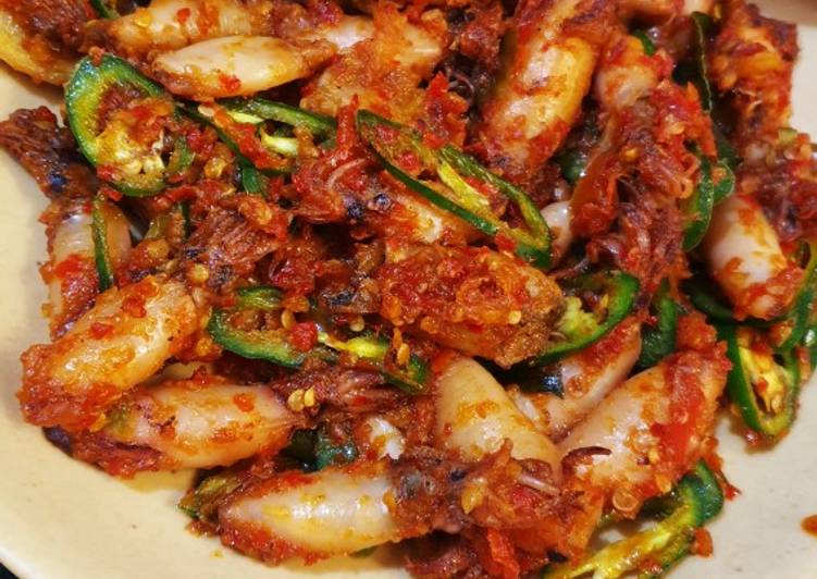 Langkah Mudah untuk Menyiapkan Cumi asin balado cabe ijo pedas Anti Gagal