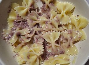 Foto di Pasta con crema di radicchio e speck