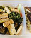 Comida para llevar al trabajo: verdura asada, tofu a la plancha y tortilla de calabacín y cebolla