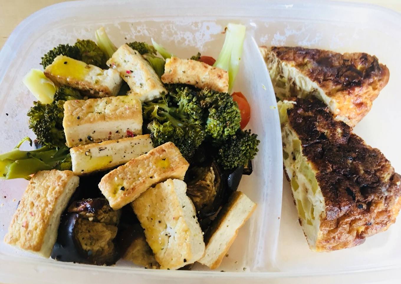 Comida para llevar al trabajo: verdura asada, tofu a la plancha y tortilla de calabacín y cebolla