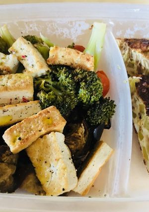Foto principal de Comida para llevar al trabajo: verdura asada, tofu a la plancha y tortilla de calabacín y cebolla