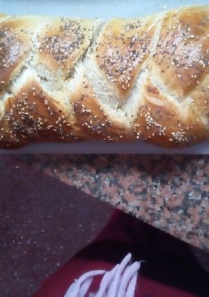 Una foto de Pan casero en forma de trenza con sésamo y chía