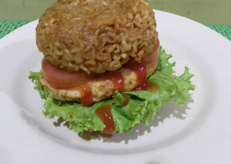 Mie Instant Chicken Burger