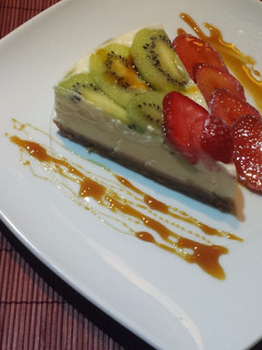 Una foto de Tarta de queso helada con kiwi y fresas