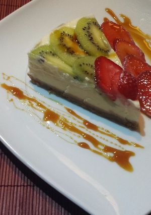 Una foto de Tarta de queso helada con kiwi y fresas