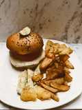 Hamburguesa de pavo con piña 🍍 y queso de almendras 🌝 con papas 🥔 asadas ✨