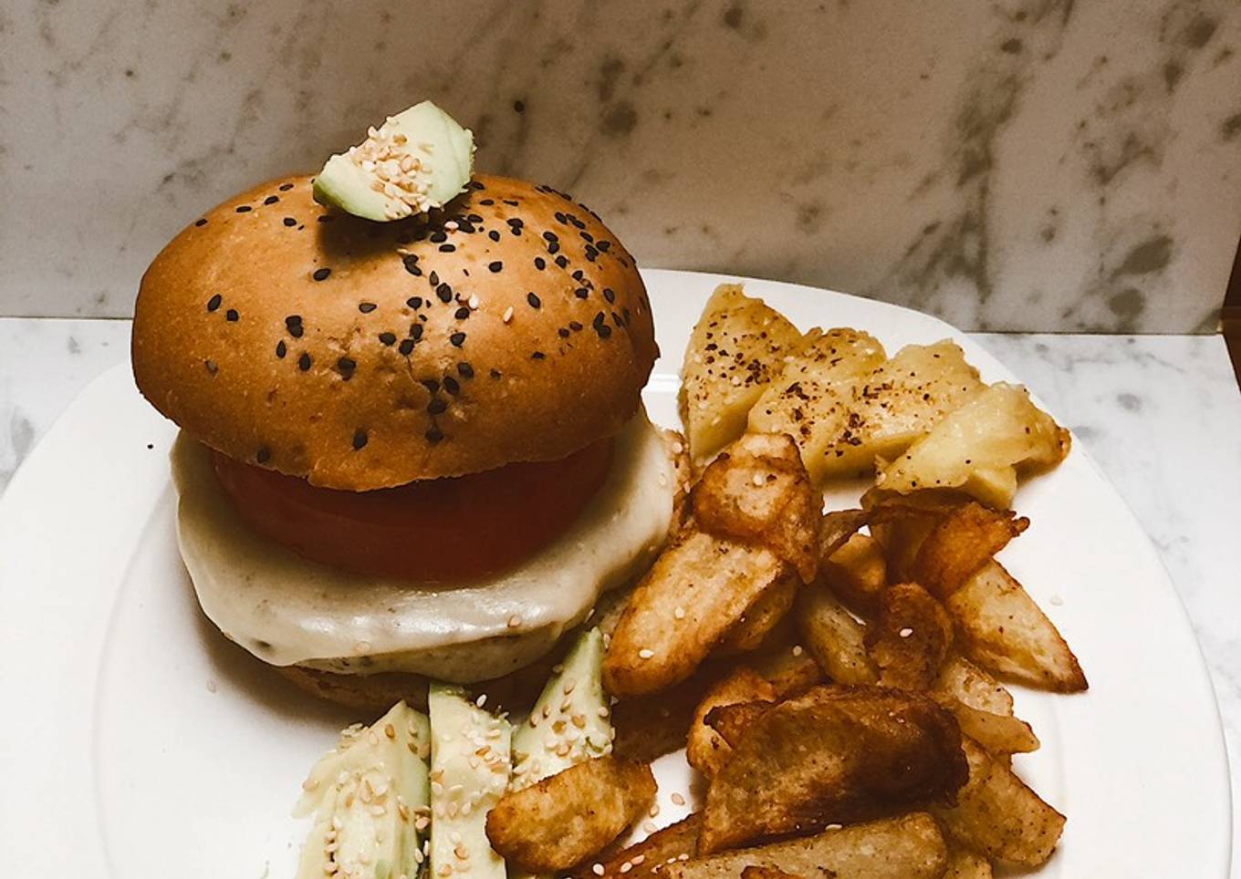 Hamburguesa de pavo con piña 🍍 y queso de almendras 🌝 con papas 🥔 asadas ✨