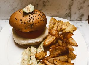 Una foto de Hamburguesa de pavo con piña 🍍 y queso de almendras 🌝 con papas 🥔 asadas ✨