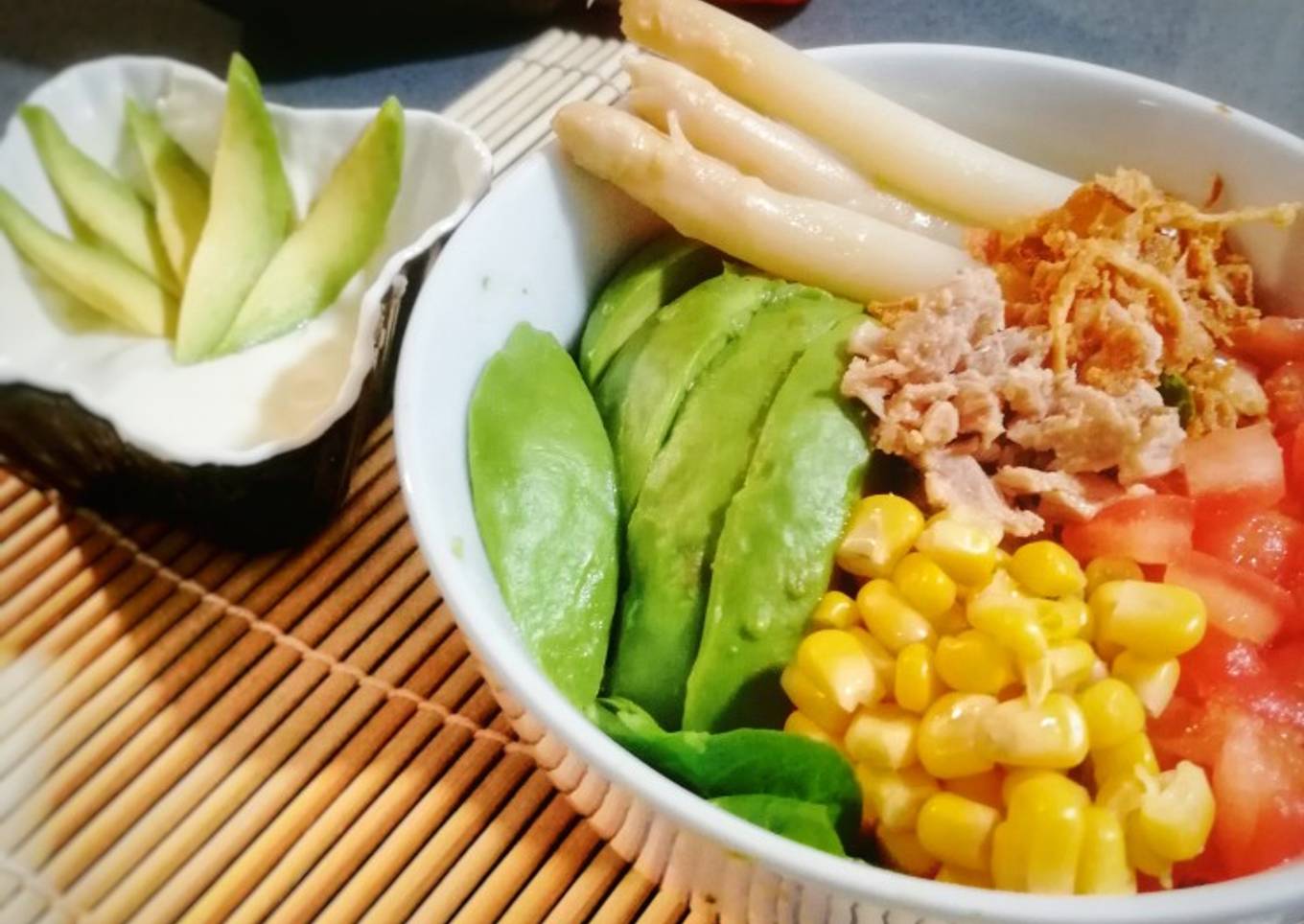 Ensalada de aguacate / queso crema y wasabi