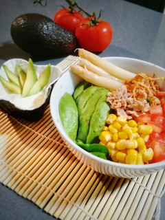 Una foto de Ensalada de aguacate / queso crema y wasabi