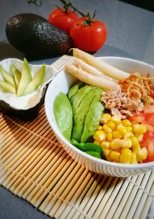 Una foto de Ensalada de aguacate / queso crema y wasabi