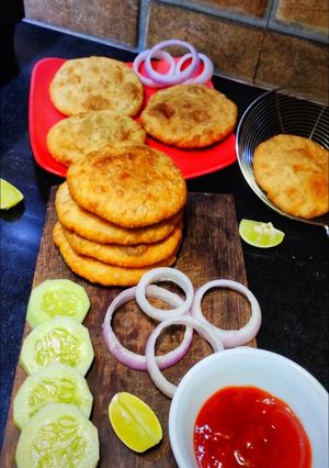 পেঁয়াজ কচুরি (Peyanj kochuri recipe in Bengali) রেসিপির প্রধান ছবি