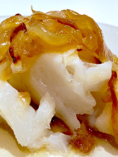 Una foto de Lomo de bacalao encebollado al brandy