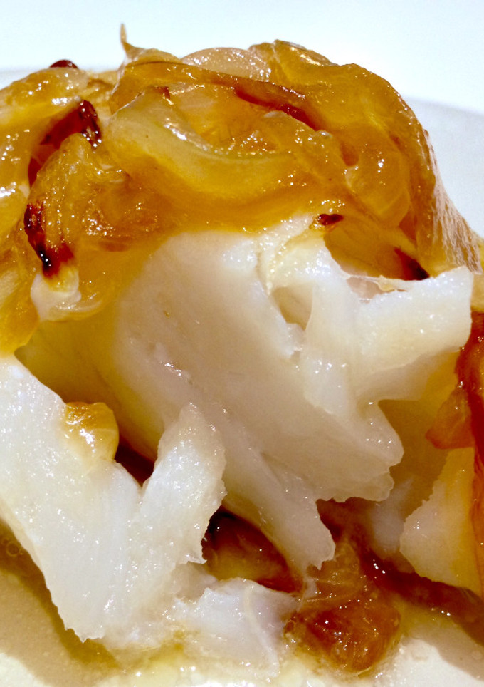 Una foto de Lomo de bacalao encebollado al brandy