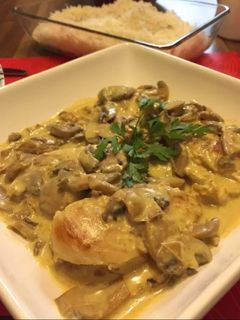 صورة لوصفة صدور الدجاج المحمر مع الصوص اللذيذ🥘