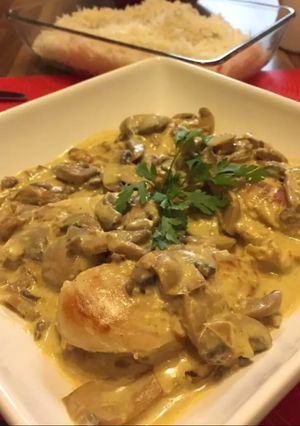 صورة لوصفة صدور الدجاج المحمر مع الصوص اللذيذ🥘