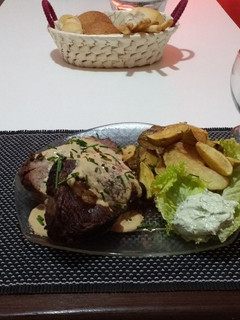 Una foto de Bife de chorizo a la manteca con papas rústicas y dip de verdeo
