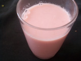 Licuado saludable de manzana frutilla y leche de almendras
