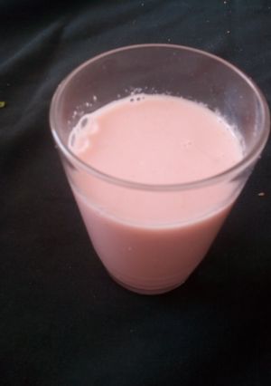 Una foto de Licuado saludable de manzana frutilla y leche de almendras