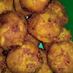 A picture of Meat in potatoes ball.