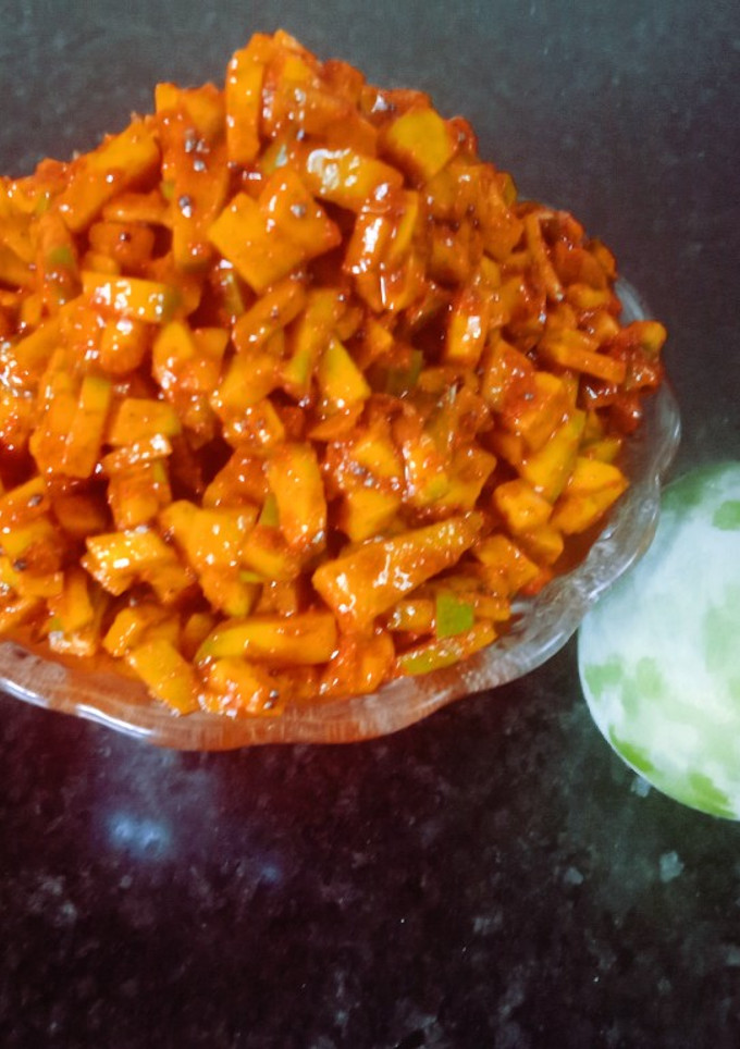 கல்யாண வீட்டு மாங்காய் ஊர்காய்...(Instant cut mango pickle recipe in tamil) செய்முறை முக்கிய புகைப்படம்