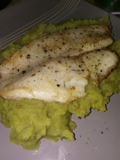 Una foto de Tilapia con puré de berenjenas