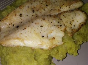 Una foto de Tilapia con puré de berenjenas